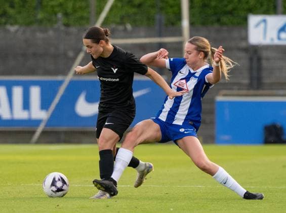 Fußball, Frauen, Saison 2024 2025, Regionalliga Nordost (19. Spieltag), Hertha BSC - FC Viktoria 89 Berlin, v. l. LeyIly Aydin (FC Viktoria 1889 Berlin), Svenja Poock (Hertha BSC), 10.05. 2025, Copyright: xMatthiasxKochx