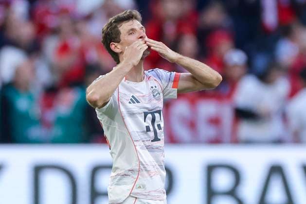 Sport Themen der Woche KW19 Sport Bilder des Tages Thomas Mueller (FC Bayern Muenchen) klatscht bei seiner Auswechslung, Bundesliga, FC Bayern München v Borussia Mönchengladbach, Allianz Arena am 10. May 2025 in München, Deutschland. (Foto von Marco Steinbrenner DeFodi Images) Thomas Mueller (FC Bayern Muenchen) applauds when he is substituted, Bundesliga, FC Bayern München v Borussia Mönchengladbach, Allianz Arena, May 10, 2025 in Munich, Germany. (Photo by Marco Steinbrenner DeFodi Images) DFL regulations prohibit any use of photographs as image sequences and or quasi-video. *** Thomas Mueller FC Bayern Muenchen applauds when he is substituted, Bundesliga, FC Bayern München v Borussia Mönchengladbach, Allianz Arena on May 10, 2025 in Munich, Germany Photo by Marco Steinbrenner DeFodi Images Thomas Mueller FC Bayern Muenchen applauds when he is substituted, Bundesliga, FC Bayern München v Borussia Mönchengladbach, Allianz Arena, May 10, 2025 in Munich, Germany Photo by Marco Steinbrenner DeFodi Images DFL regulations prohibit any use of photographs as image sequences and or quasi video