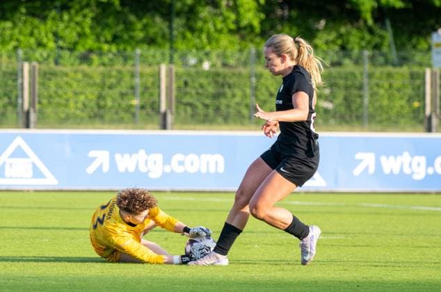 Fußball, Frauen, Saison 2024 2025, Regionalliga Nordost (19. Spieltag), Hertha BSC - FC Viktoria 89 Berlin, v. l. Torfrau Aaliyah-Milene Thomas (Hertha BSC), Nina Ehegötz (FC Viktoria 1889 Berlin), 10.05. 2025, Copyright: xMatthiasxKochx