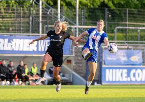 Fußball, Frauen, Saison 2024 2025, Regionalliga Nordost (19. Spieltag), Hertha BSC - FC Viktoria 89 Berlin, v. l. Nina Ehegötz (FC Viktoria 1889 Berlin), Ronja Borchmeyer (Hertha BSC), 10.05. 2025, Copyright: xMatthiasxKochx