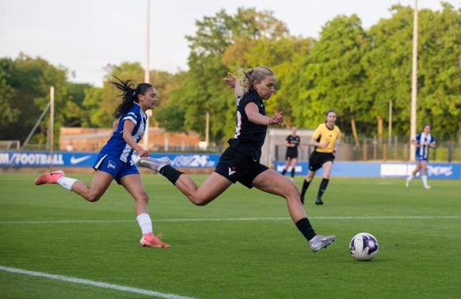 Fußball, Frauen, Saison 2024 2025, Regionalliga Nordost (19. Spieltag), Hertha BSC - FC Viktoria 89 Berlin, v. l. Sari Saeland (Hertha BSC), Nina Ehegötz (FC Viktoria 1889 Berlin), 10.05. 2025, Copyright: xMatthiasxKochx