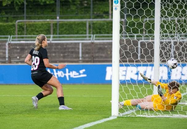 Fußball, Frauen, Saison 2024 2025, Regionalliga Nordost (19. Spieltag), Hertha BSC - FC Viktoria 89 Berlin, v. l. Nina Ehegötz (FC Viktoria 1889 Berlin) erzielt das Tor zum 0:2 gegen Torfrau Aaliyah-Milene Thomas (Hertha BSC), 10.05. 2025, Copyright: xMatthiasxKochx