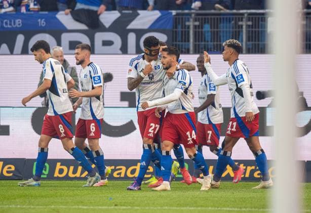 Fussball, Herren, Saison 2024 2025, 2. Bundesliga (33. Spieltag), Hamburger SV - SSV Ulm, v.l. Davie Selke (HSV), Ludovit Reis (HSV), Jubel nach Tor zum 1:1, 10.05. 2025,