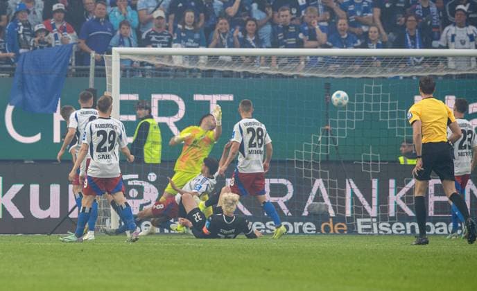 Fussball, Herren, Saison 2024 2025, 2. Bundesliga (33. Spieltag), Hamburger SV - SSV Ulm, v.l. Tom Gaal (SSV Ulm) erzielt das Tor zum 0:1 gegen Torhüter Daniel Heuer Fernandes (HSV) und Miro Muheim (HSV), 10.05. 2025,