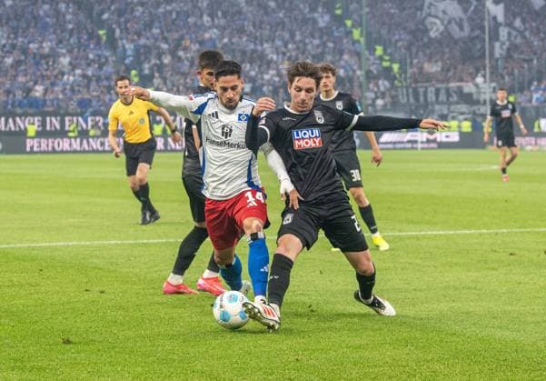 Fussball, Herren, Saison 2024 2025, 2. Bundesliga (33. Spieltag), Hamburger SV - SSV Ulm, v.l. Ludovit Reis (HSV), Max Brandt (SSV Ulm), 10.05. 2025,