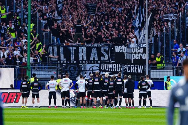 SSV Ulm vor den Fans GER, Hamburger SV vs. SSV Ulm, Fussball, 2. Bundesliga, Spieltag 33, Saison 2024 2025, 10.05.2025 DFL REGULATIONS PROHIBIT ANY USE OF PHOTOGRAPHS AS IMAGE SEQUENCES AND OR QUASI-VIDEO GER, Hamburger SV vs. SSV Ulm, Fussball, 2. Bundesliga, Spieltag 33, Saison 2024 2025, 10.05.2025 Hamburg