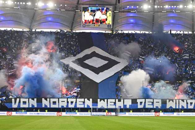 GER; 2. FBL,, Hamburger SV vs SSV Ulm 1846 10.05.2025, Volksparkstadion, Hamburg, GER; 2. FBL, Hamburger SV vs SSV Ulm 1846 im Bild der Hamburger Fanblock vor Spielbeginn Choreografie