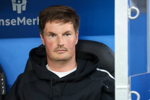 2. Bundesliga - Hamburger SV - SSV Ulm am 10.05.2025 im Volksparkstadion in Hamburg Trainer Merlin Polzin (Hamburg) nachdenklich
