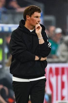 2. Bundesliga - Hamburger SV - SSV Ulm am 10.05.2025 im Volksparkstadion in Hamburg Trainer Merlin Polzin (Hamburg) nachdenklich