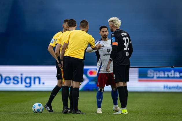 2. Fußball-Bundesliga: Hamburger SV vs. SSV Ulm 1846; 10.05.25 Seitenwahl 2. Fußball-Bundesliga: Hamburger SV vs. SSV Ulm 1846, Volksparkstadion am 10.05.25