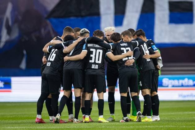 2. Fußball-Bundesliga: Hamburger SV vs. SSV Ulm 1846; 10.05.25 Team SSV Ulm 1846 vor dem Spiel 2. Fußball-Bundesliga: Hamburger SV vs. SSV Ulm 1846, Volksparkstadion am 10.05.25