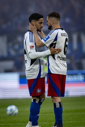 2. Fußball-Bundesliga: Hamburger SV vs. SSV Ulm 1846; 10.05.25 Ludovit Reis (Hamburger SV, Nr. 14) und Lukasz Poreba (Hamburger SV, Nr. 06) vor dem Spiel 2. Fußball-Bundesliga: Hamburger SV vs. SSV Ulm 1846, Volksparkstadion am 10.05.25
