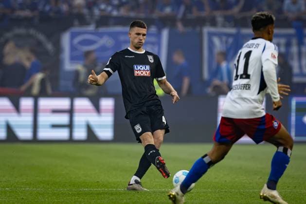 2. Fußball-Bundesliga: Hamburger SV vs. SSV Ulm 1846; 10.05.25 Tom Gaal (SSV Ulm 1846, Nr. 04) im Angriff 2. Fußball-Bundesliga: Hamburger SV vs. SSV Ulm 1846, Volksparkstadion am 10.05.25