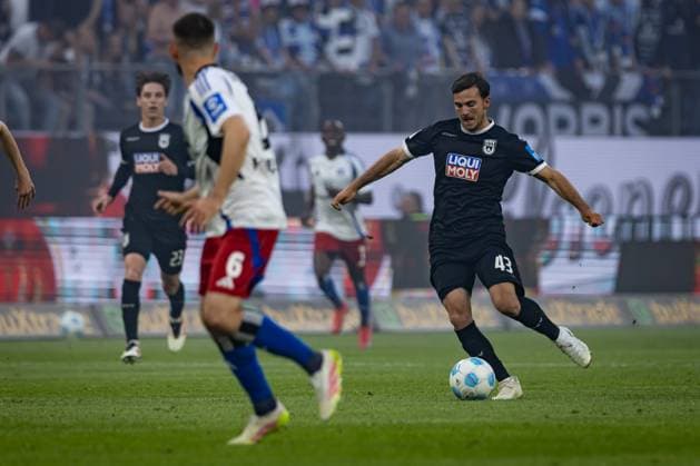 2. Fußball-Bundesliga: Hamburger SV vs. SSV Ulm 1846; 10.05.25 Romario Rösch (SSV Ulm 1846, Nr. 43) im Angriff 2. Fußball-Bundesliga: Hamburger SV vs. SSV Ulm 1846, Volksparkstadion am 10.05.25