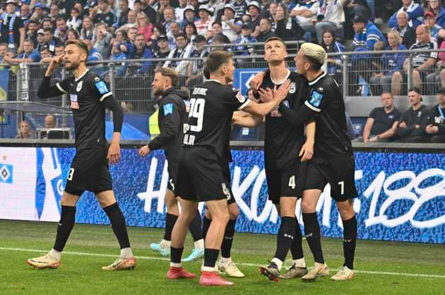 GER; 2. FBL,, Hamburger SV vs SSV Ulm 1846 10.05.2025, Volksparkstadion, Hamburg, GER; 2. FBL, Hamburger SV vs SSV Ulm 1846 im Bild Tom Gaal (Ulm 04) schiesst das Tor zum 1-0 fuer Ulm und jubelt mit der Mannschaft