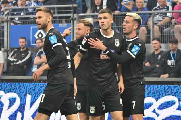 GER; 2. FBL,, Hamburger SV vs SSV Ulm 1846 10.05.2025, Volksparkstadion, Hamburg, GER; 2. FBL, Hamburger SV vs SSV Ulm 1846 im Bild Tom Gaal (Ulm 04) schiesst das Tor zum 1-0 fuer Ulm und jubelt mit der Mannschaft