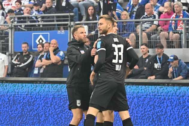 GER; 2. FBL,, Hamburger SV vs SSV Ulm 1846 10.05.2025, Volksparkstadion, Hamburg, GER; 2. FBL, Hamburger SV vs SSV Ulm 1846 im Bild Tom Gaal (Ulm 04) schiesst das Tor zum 1-0 fuer Ulm und jubelt mit der Mannschaft