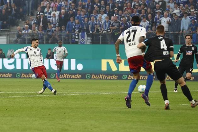 10.05.2025, xtgx, Fussball 2.Bundesliga, Hamburger SV - SSV Ulm 1846 Fußball v.l. Ludovit Reis (Hamburger SV) Torschuetze, erzielt das Tor, Treffer, scores the goal 1:1 (DFL DFB REGULATIONS PROHIBIT ANY USE OF PHOTOGRAPHS as IMAGE SEQUENCES and or QUASI-VIDEO) Hamburg