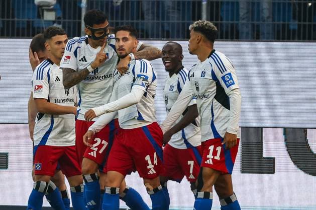 2. Bundesliga - Hamburger SV - SSV Ulm am 10.05.2025 im Volksparkstadion in Hamburg Jubel, Torjubel, Torschuetze, Torschütze Ludovit Reis (Hamburg 14) jubelt nach seinem Tor zum 1 zu 1 mit der Mannschaft hier mit Davie Selke (Hamburg 27)