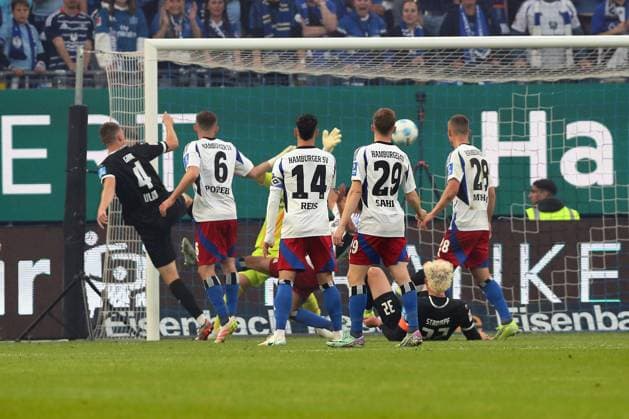 10.05.2025, xtgx, Fussball 2.Bundesliga, Hamburger SV - SSV Ulm 1846 Fußball v.l. Tom Gal (SSV Ulm) Torschuetze, erzielt das Tor, Treffer, scores the goal 0:1 (DFL DFB REGULATIONS PROHIBIT ANY USE OF PHOTOGRAPHS as IMAGE SEQUENCES and or QUASI-VIDEO) Hamburg