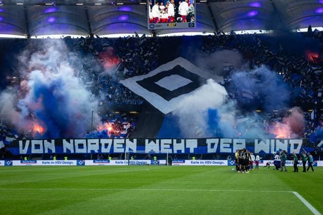 2. Fußball-Bundesliga: Hamburger SV vs. SSV Ulm 1846; 10.05.25 Fans mit Banner Von Norden weht der Wind und Pyro 2. Fußball-Bundesliga: Hamburger SV vs. SSV Ulm 1846, Volksparkstadion am 10.05.25