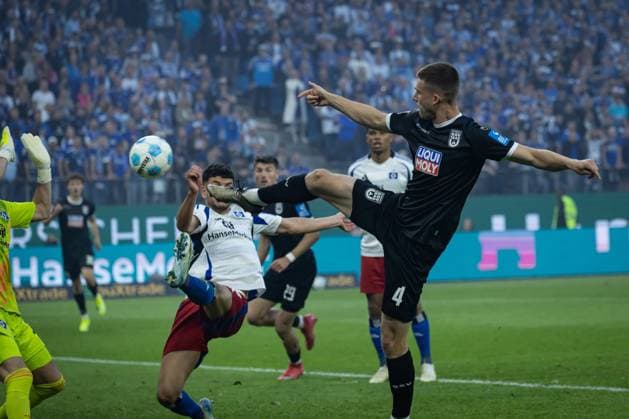 2. Fußball-Bundesliga: Hamburger SV vs. SSV Ulm 1846; 10.05.25 Tom Gaal (SSV Ulm 1846, Nr. 04) trifft zum 0:1 2. Fußball-Bundesliga: Hamburger SV vs. SSV Ulm 1846, Volksparkstadion am 10.05.25