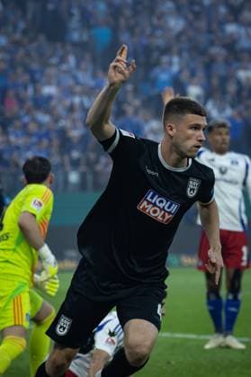 2. Fußball-Bundesliga: Hamburger SV vs. SSV Ulm 1846; 10.05.25 Jubel Torjubel bei Tom Gaal (SSV Ulm 1846, Nr. 04) nach seinem Treffer zum 0:1 2. Fußball-Bundesliga: Hamburger SV vs. SSV Ulm 1846, Volksparkstadion am 10.05.25