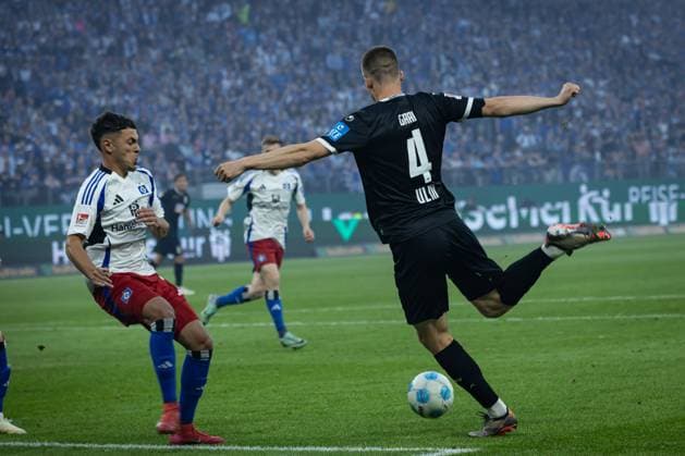 2. Fußball-Bundesliga: Hamburger SV vs. SSV Ulm 1846; 10.05.25 Tom Gaal (SSV Ulm 1846, Nr. 04) im Angriff 2. Fußball-Bundesliga: Hamburger SV vs. SSV Ulm 1846, Volksparkstadion am 10.05.25