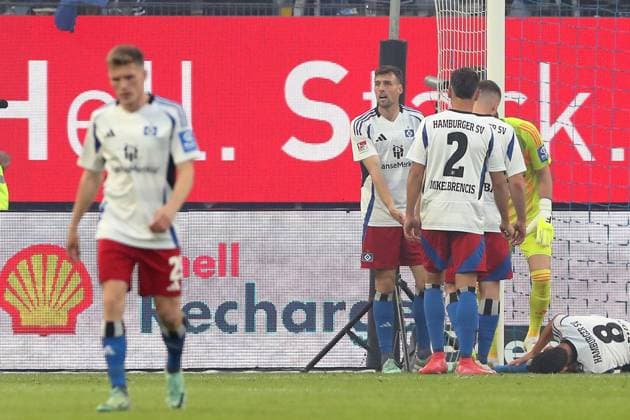 10.05.2025, xtgx, Fussball 2.Bundesliga, Hamburger SV - SSV Ulm 1846 Fußball v.l. Hamburger Spieler Enttäuscht, traurig, frustriert nach dem Tor zum 0:1 (DFL DFB REGULATIONS PROHIBIT ANY USE OF PHOTOGRAPHS as IMAGE SEQUENCES and or QUASI-VIDEO) Hamburg