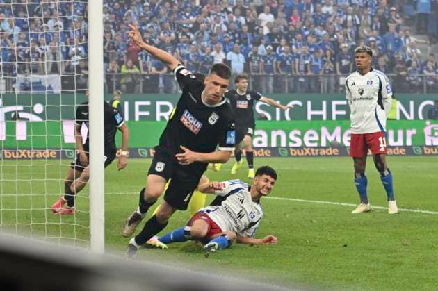 GER; 2. FBL,, Hamburger SV vs SSV Ulm 1846 10.05.2025, Volksparkstadion, Hamburg, GER; 2. FBL, Hamburger SV vs SSV Ulm 1846 im Bild Tom Gaal (Ulm 04) schiesst das Tor zum 1-0 fuer Ulm vorbei an Torhueter Daniel Heuer Fernandes (Hamburg 01) und jubelt