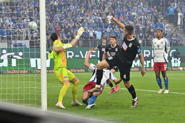GER; 2. FBL,, Hamburger SV vs SSV Ulm 1846 10.05.2025, Volksparkstadion, Hamburg, GER; 2. FBL, Hamburger SV vs SSV Ulm 1846 im Bild Tom Gaal (Ulm 04) schiesst das Tor zum 1-0 fuer Ulm vorbei an Torhueter Daniel Heuer Fernandes (Hamburg 01)