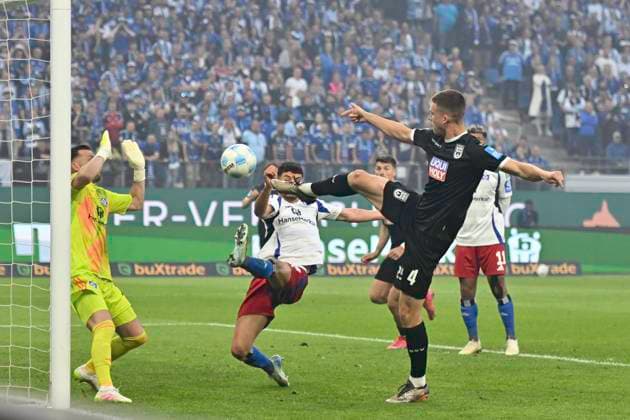 GER; 2. FBL,, Hamburger SV vs SSV Ulm 1846 10.05.2025, Volksparkstadion, Hamburg, GER; 2. FBL, Hamburger SV vs SSV Ulm 1846 im Bild Tom Gaal (Ulm 04) schiesst das Tor zum 1-0 fuer Ulm vorbei an Torhueter Daniel Heuer Fernandes (Hamburg 01)