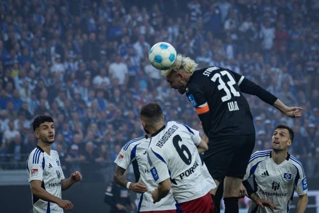 2. Fußball-Bundesliga: Hamburger SV vs. SSV Ulm 1846; 10.05.25 Philipp Strompf (SSV Ulm 1846, Nr. 32) gegen Lukasz Poreba (Hamburger SV, Nr. 06) 2. Fußball-Bundesliga: Hamburger SV vs. SSV Ulm 1846, Volksparkstadion am 10.05.25