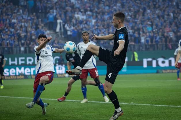 2. Fußball-Bundesliga: Hamburger SV vs. SSV Ulm 1846; 10.05.25 Tom Gaal (SSV Ulm 1846, Nr. 04) trifft zum 0:1 2. Fußball-Bundesliga: Hamburger SV vs. SSV Ulm 1846, Volksparkstadion am 10.05.25