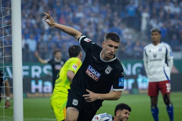 2. Fußball-Bundesliga: Hamburger SV vs. SSV Ulm 1846; 10.05.25 Jubel Torjubel bei Tom Gaal (SSV Ulm 1846, Nr. 04) nach seinem Treffer zum 0:1 2. Fußball-Bundesliga: Hamburger SV vs. SSV Ulm 1846, Volksparkstadion am 10.05.25