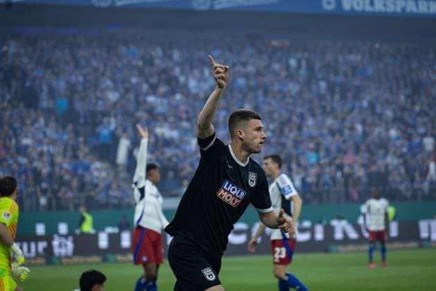 2. Fußball-Bundesliga: Hamburger SV vs. SSV Ulm 1846; 10.05.25 Jubel Torjubel bei Tom Gaal (SSV Ulm 1846, Nr. 04) nach seinem Treffer zum 0:1 2. Fußball-Bundesliga: Hamburger SV vs. SSV Ulm 1846, Volksparkstadion am 10.05.25
