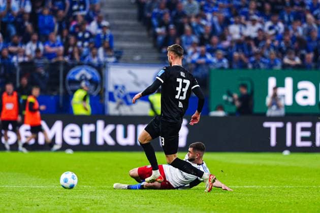 Felix Higl (SSV Ulm 1846, 33), Lukasz Poreba (Hamburger SV, 06) GER, Hamburger SV vs. SSV Ulm, Fussball, 2. Bundesliga, Spieltag 33, Saison 2024 2025, 10.05.2025 DFL REGULATIONS PROHIBIT ANY USE OF PHOTOGRAPHS AS IMAGE SEQUENCES AND OR QUASI-VIDEO GER, Hamburger SV vs. SSV Ulm, Fussball, 2. Bundesliga, Spieltag 33, Saison 2024 2025, 10.05.2025 Hamburg