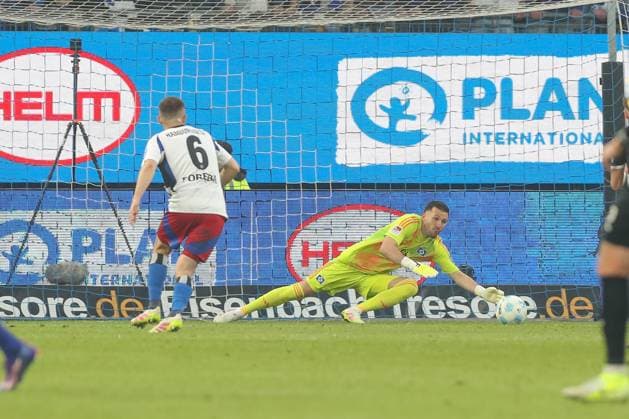 Sport Bilder des Tages 10.05.2025, xtgx, Fussball - 2.Bundesliga, Hamburger SV - SSV Ulm 1846 emspor, v.l. Daniel Heuer Fernandes (HSV, 1) Parade, haelt den Ball, faengt den Ball, pariert von Dennis Dressel (Ulm, 14) (DFL DFB REGULATIONS PROHIBIT ANY USE OF PHOTOGRAPHS as IMAGE SEQUENCES and or QUASI-VIDEO) Hamburg