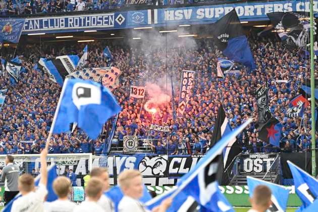 GER; 2. FBL,, Hamburger SV vs SSV Ulm 1846 10.05.2025, Volksparkstadion, Hamburg, GER; 2. FBL, Hamburger SV vs SSV Ulm 1846 im Bild der Hamburger Fanblock vor Spielbeginn Choreografie