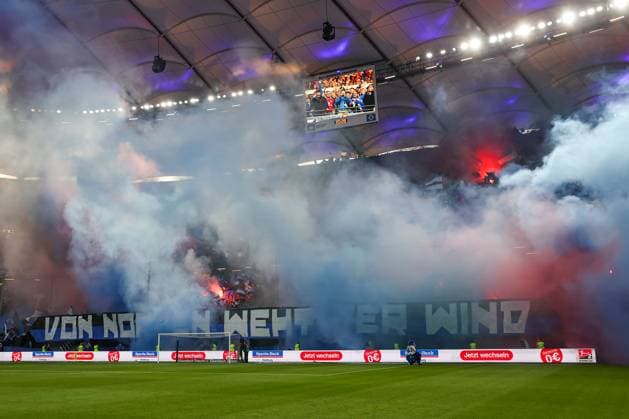 2. Bundesliga - Hamburger SV - SSV Ulm am 10.05.2025 im Volksparkstadion in Hamburg Die Fans des Hamburger SV mit einer Choreographie und Pyroshow