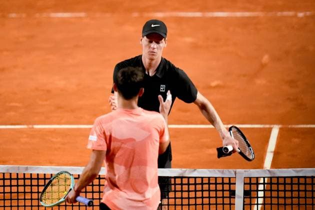 Internazionali BNL D Italia 2025 - Day Six Jannik Sinner of Italy shakes hands to Mariano Navone of Argentina during the Internazionali BNL d™Italia day six at Foro Italico on May 10, 2025 in Rome, Italy. Rome Foro Italico Lazio Italy Copyright: xGiuseppexMaffiax IBI_SinnerNavone_100525_BRU4887