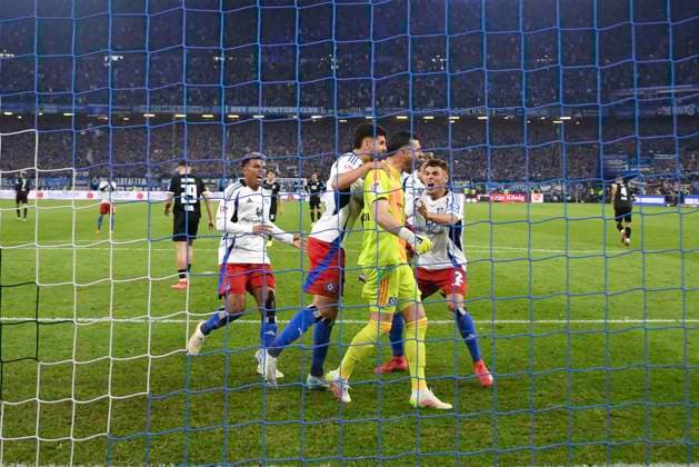 GER; 2. FBL,, Hamburger SV vs SSV Ulm 1846 10.05.2025, Volksparkstadion, Hamburg, GER; 2. FBL, Hamburger SV vs SSV Ulm 1846 im Bild Torhueter Daniel Heuer Fernandes (Hamburg 01) haelt den Elfmeterschuss von Semir Telalovic (Ulm 29) und jubelt mit der Hamburger Mannschaft