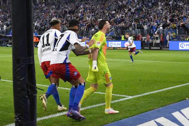 GER; 2. FBL,, Hamburger SV vs SSV Ulm 1846 10.05.2025, Volksparkstadion, Hamburg, GER; 2. FBL, Hamburger SV vs SSV Ulm 1846 im Bild Torhueter Daniel Heuer Fernandes (Hamburg 01) haelt den Elfmeterschuss von Semir Telalovic (Ulm 29) und jubelt mit der Hamburger Mannschaft