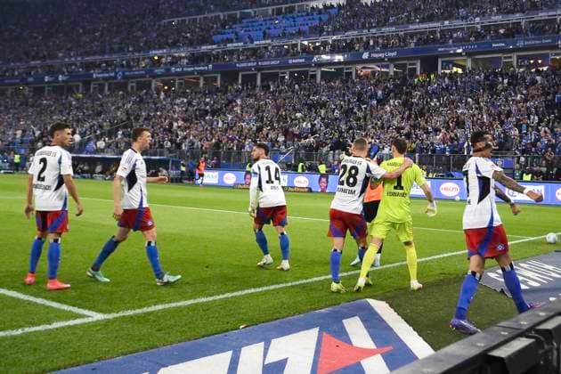 GER; 2. FBL,, Hamburger SV vs SSV Ulm 1846 10.05.2025, Volksparkstadion, Hamburg, GER; 2. FBL, Hamburger SV vs SSV Ulm 1846 im Bild Torhueter Daniel Heuer Fernandes (Hamburg 01) haelt den Elfmeterschuss von Semir Telalovic (Ulm 29) und jubelt mit der Hamburger Mannschaft