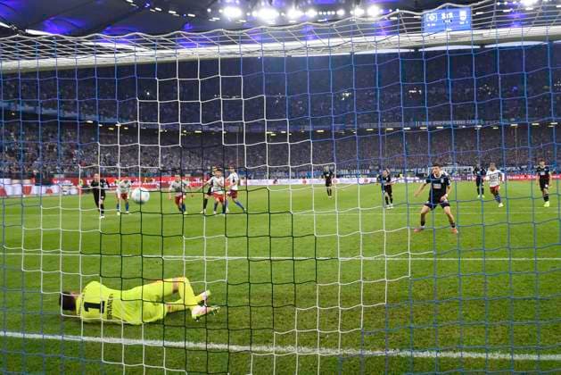 GER; 2. FBL,, Hamburger SV vs SSV Ulm 1846 10.05.2025, Volksparkstadion, Hamburg, GER; 2. FBL, Hamburger SV vs SSV Ulm 1846 im Bild Torhueter Daniel Heuer Fernandes (Hamburg 01) haelt den Elfmeterschuss von Semir Telalovic (Ulm 29)