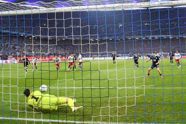 GER; 2. FBL,, Hamburger SV vs SSV Ulm 1846 10.05.2025, Volksparkstadion, Hamburg, GER; 2. FBL, Hamburger SV vs SSV Ulm 1846 im Bild Torhueter Daniel Heuer Fernandes (Hamburg 01) haelt den Elfmeterschuss von Semir Telalovic (Ulm 29)