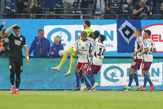 10.05.2025, xtgx, Fussball - 2.Bundesliga, Hamburger SV - SSV Ulm 1846 emspor, v.l. Daniel Heuer Fernandes (HSV, 1) jubelt ueber die Parade(DFL DFB REGULATIONS PROHIBIT ANY USE OF PHOTOGRAPHS as IMAGE SEQUENCES and or QUASI-VIDEO) Hamburg
