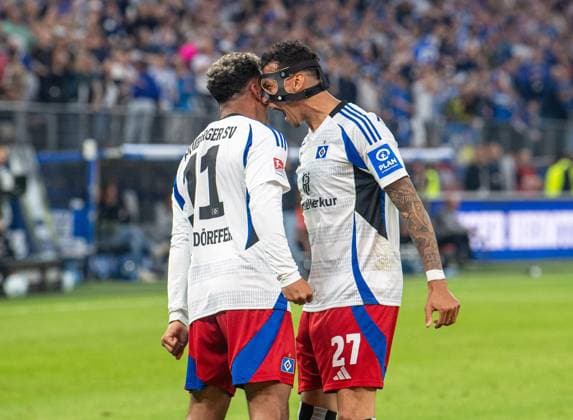 Fussball, Herren, Saison 2024 2025, 2. Bundesliga (33. Spieltag), Hamburger SV - SSV Ulm, v.l. Ransford Königsdörffer (HSV), Davie Selke (HSV), Jubel nach Tor zum 2:1, 10.05. 2025,