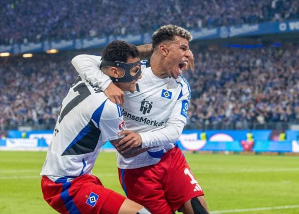 Fussball, Herren, Saison 2024 2025, 2. Bundesliga (33. Spieltag), Hamburger SV - SSV Ulm, v.l. Davie Selke (HSV), Ransford Königsdörffer (HSV), Jubel nach Tor zum 2:1, 10.05. 2025,