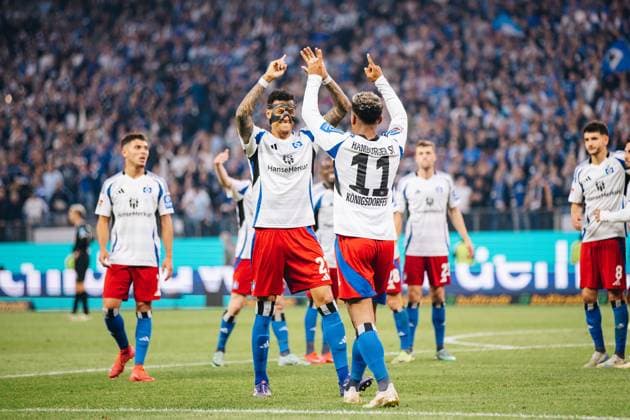 Fußball I Herren I Saison 2024-2025 I 2. Bundesliga I 33. Spieltag I Hamburger SV - SSV Ulm I 10.05.2025 Davie Selke (27, Hamburger SV) und Ransford-Yeboah Königsdörffer (11, Hamburger SV) feiern das Tor. Hamburg Volksparkstadion Hamburg Deutschland